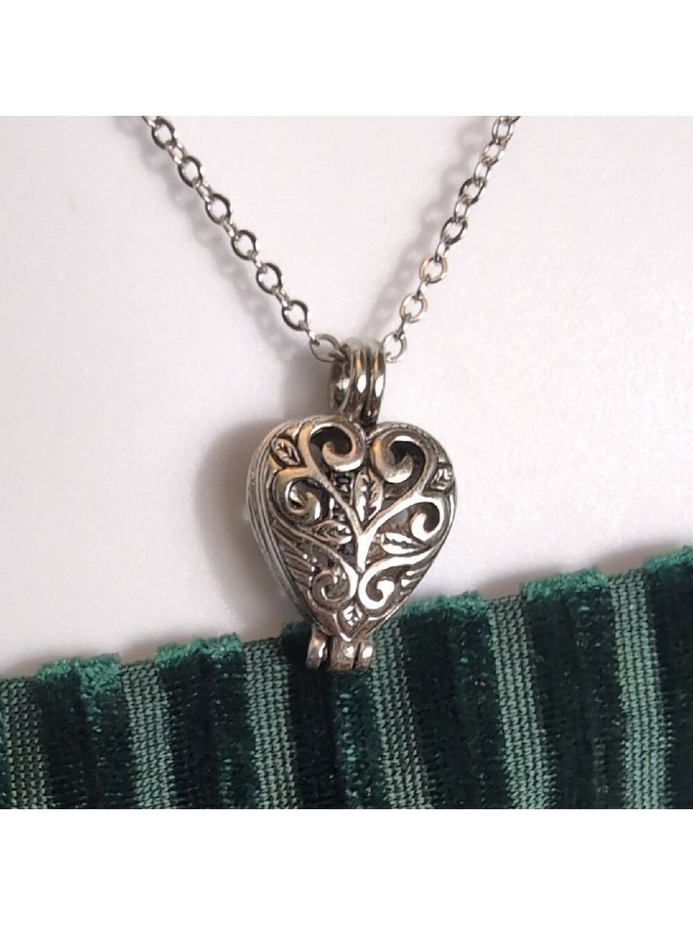 Vtg Filigree Heart Locket Opens Butterfly Style